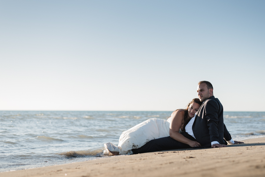 photographe mariage marseille couple mer allongé sur le sable