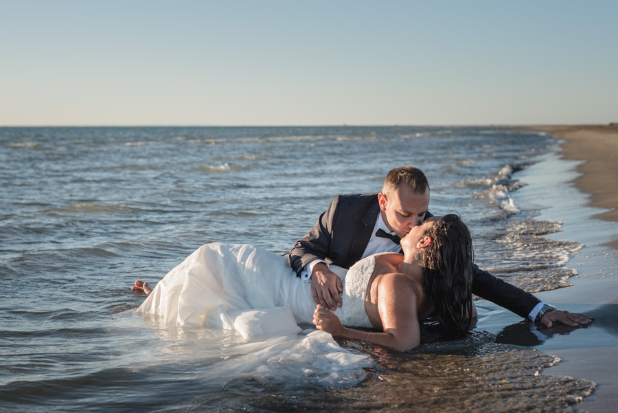 trash the dress plage mer kristian photo photographe mariage marseille aix en provence